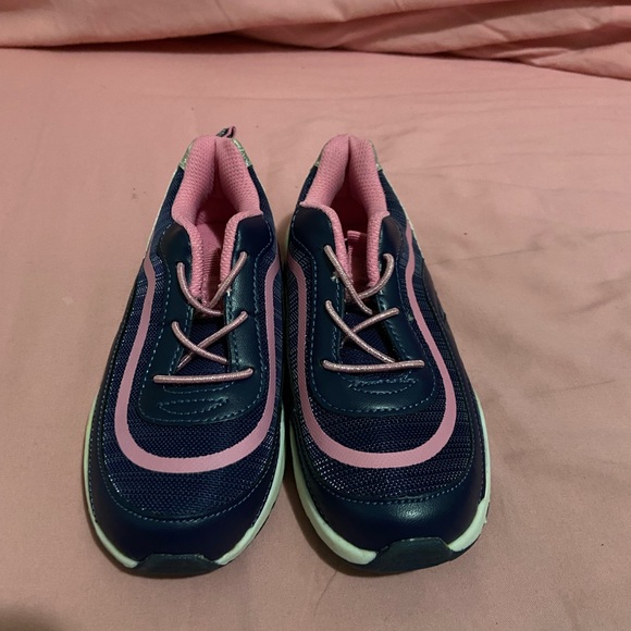 OshKosh Toddler Girls Blue and Pink Athletic Sneakers. Size 12. New Never Worn. - Picture 3 of 3
